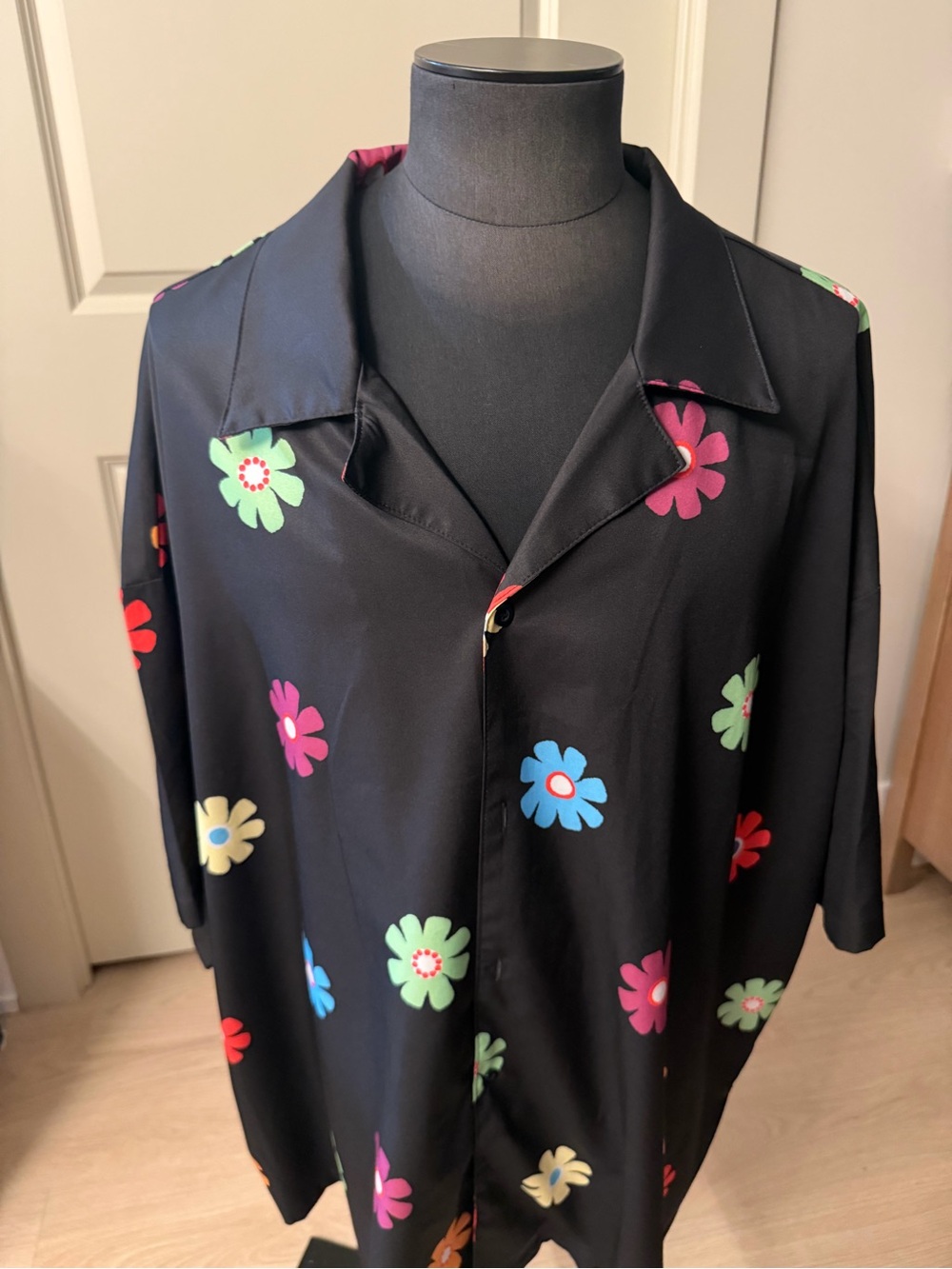 SHEIN Black Camp-Collar Shirt with Colorful Daisy Print
